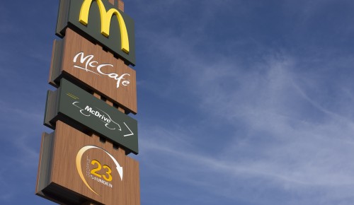 Компания McDonald`s продолжит выплачивать зарплаты сотрудникам во время логистического простоя