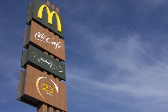 Компания McDonald`s продолжит выплачивать зарплаты сотрудникам во время логистического простоя