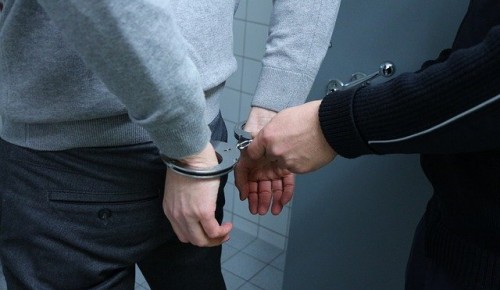 В ЮЗАО полицейские задержали подозреваемого в хранении запрещенного вещества