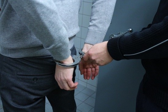 В ЮЗАО полицейские задержали подозреваемого в хранении запрещенного вещества