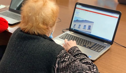 В геронтологическом центре «Тропарево» проходят уроки компьютерной грамотности