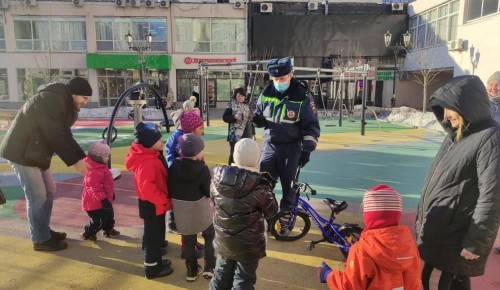 На юго-западе столицы госавтоинспекторы напомнили маленьким велосипедистам о безопасности на дороге