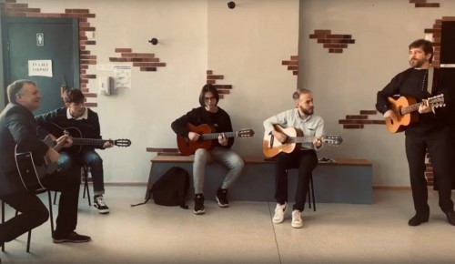 В бутовской школе на переменах играют на тамбурине и гитаре