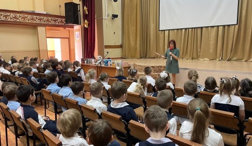 В школе №117 состоялась встреча с писательницей Майей Лазаренской