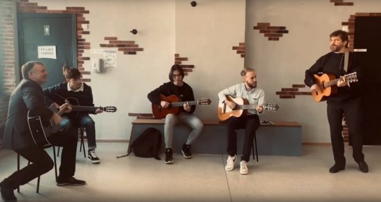 В бутовской школе на переменах играют на тамбурине и гитаре