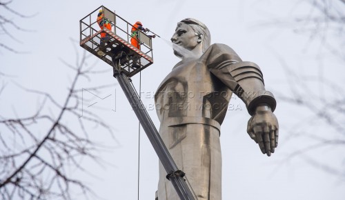 Промывка памятника Юрию Гагарину на Ленинском проспекте