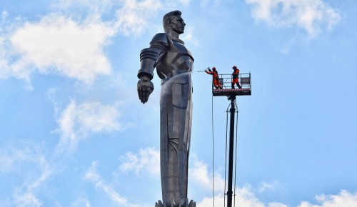 На юго-западе Москвы промыли памятник Юрию Гагарину