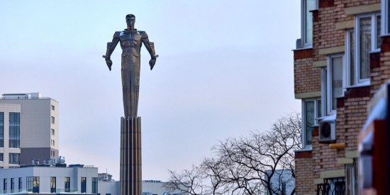 Памятник Юрию Гагарину помыли перед Днем космонавтики
