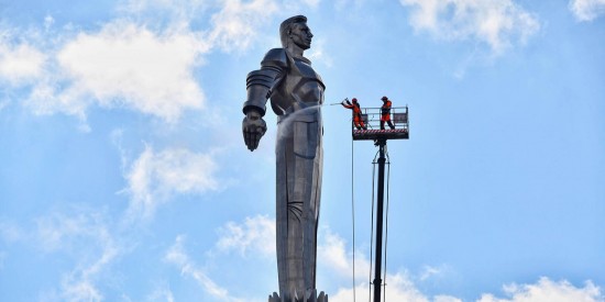 На юго-западе Москвы промыли памятник Юрию Гагарину