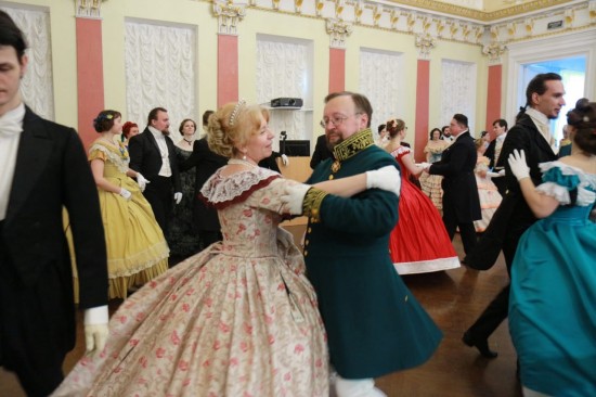Участники клуба танца «Ангаже» побывали на балу в честь приезда императора Александра II