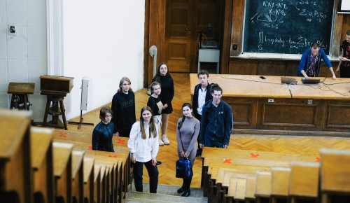 Лицеисты «Второй школы» посетили с экскурсией физический факультет МГУ