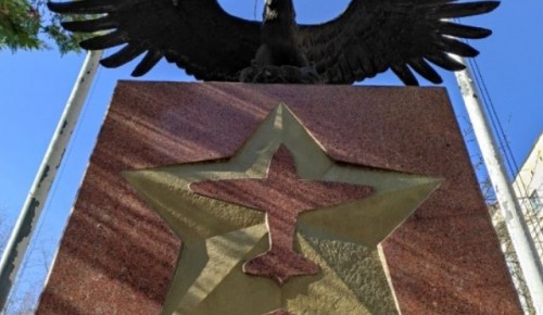 Школа №1205 рассказала про памятник советским летчикам