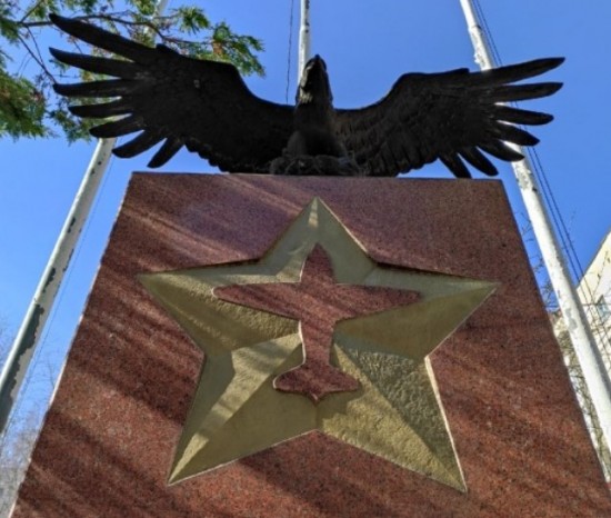 Школа №1205 рассказала про памятник советским летчикам