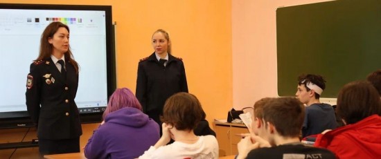 Сотрудники полиции посетили образовательное учреждение на юго-западе столицы в рамках операции «Дети России - 2022»