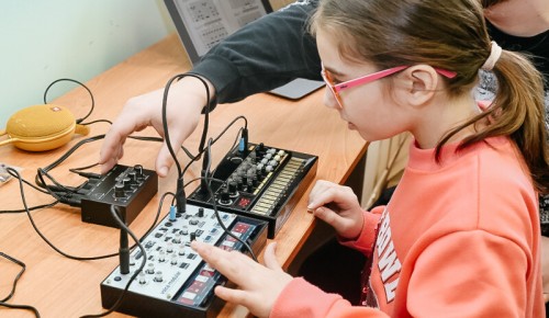 В центре «Каховские ромашки» обучаются музыке с помощью IT-технологий