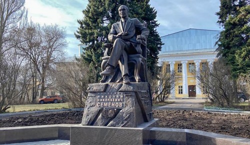 На улице Косыгина открыли памятник знаменитому химику Николаю Семенову