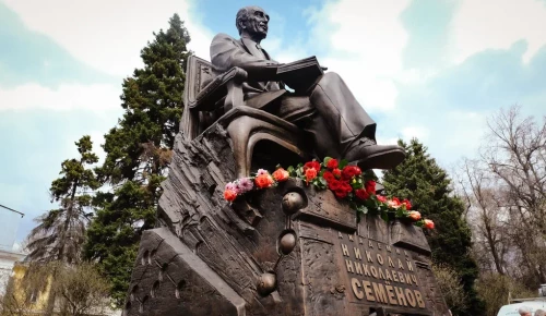 Открытие памятника Николаю Семенову на улице Косыгина