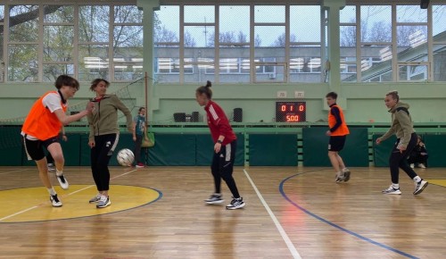 Ученики школы №625 сыграли с женской футбольной командой «Локомотив»