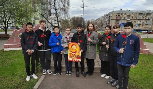 Ученики школы №45 приняли участие в возложении цветов к памятнику рабочим ЧКЗ