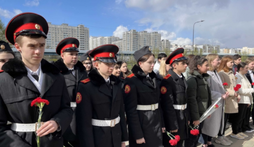 Ученики и педагоги школы №1492 приняли участие в патриотической акции «Красные гвоздики»