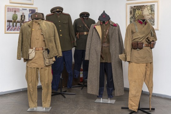 В галерее «Нагорная» до 15 мая можно увидеть уникальную коллекцию костюмов военных лет