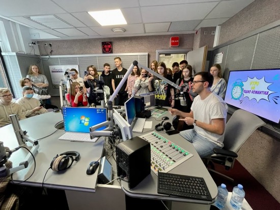 Ученики медиаклассов школы №117 посетили с экскурсией радиостанцию