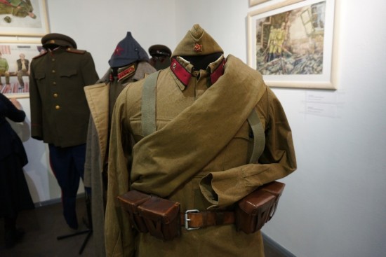 В галерее «Нагорная» показали уникальную коллекцию костюмов военных лет