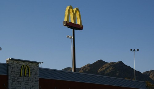 Бывшая сеть «Макдоналдс» возобновит работу с сохранением меню, персонала и поставщиков