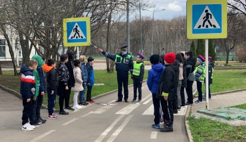 Столичные госавтоинспекторы совместно с отрядом ЮИД провели для учащихся начальных классов познавательно-профилактический конкурс «Юный велосипедист»