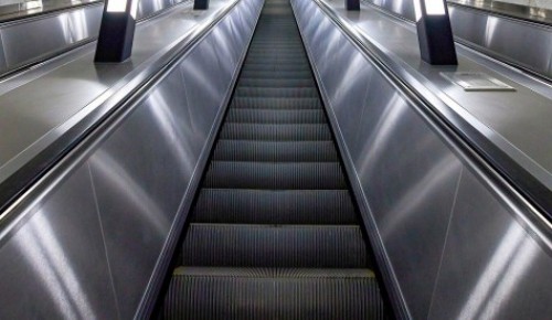 На станции метро «Севастопольская» закрыли на ремонт эскалатор