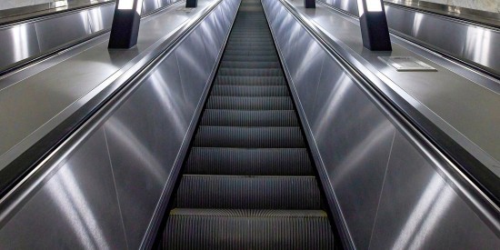На станции метро «Севастопольская» закрыли на ремонт эскалатор