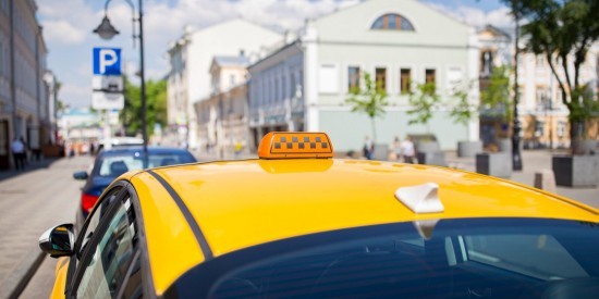 Собянин выделил средства на поддержку компаний-операторов такси и каршеринга