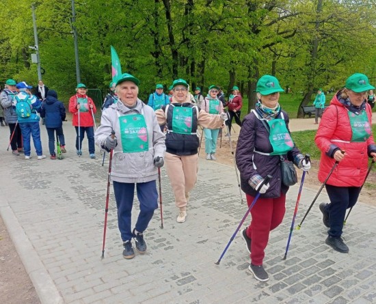 «Долголеты» Черемушек приняли участие в массовом заходе по скандинавской ходьбе