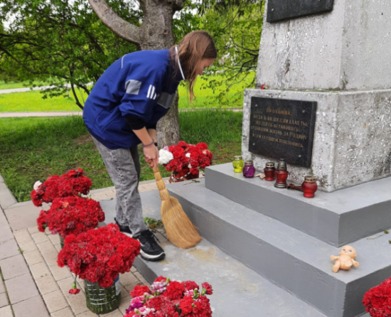 Ученики школы №1980 благоустроили территорию у памятника погибшим в годы Великой Отечественной войны
