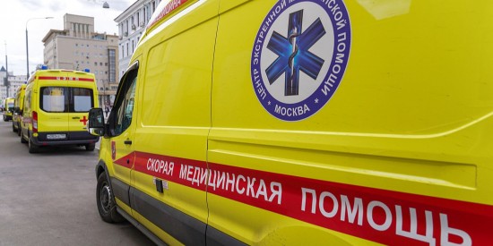 На месте пожара в бизнес-центре на западе Москвы работают 15 бригад скорой помощи