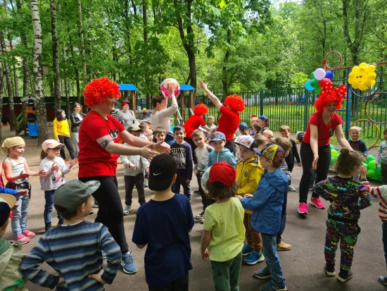 В школе №7 прошло путешествие с клоуном в честь Дня защиты детей