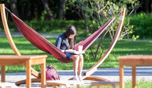 В Воронцовском парке открылась летняя читальня
