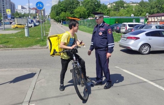 Во Всемирный День велосипеда на юго-западе столицы велосипедистов призвали соблюдать правила дорожного движения