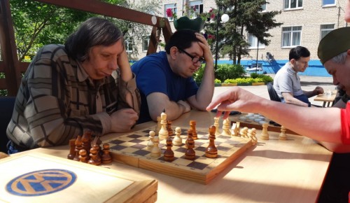 Подопечные соцдома из Зюзина сыграли в шахматы в филиале «Обручевский»