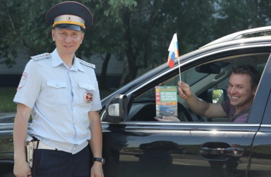 Сотрудники ГИБДД и представитель Общественного совета при УВД по ЮЗАО рассказали детям о правилах безопасногоповедения в период летних каникул