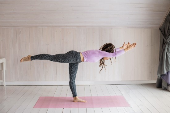 «Долголетам» Северного Бутова предлагают выполнить комплекс упражнений по йоге от тревожности