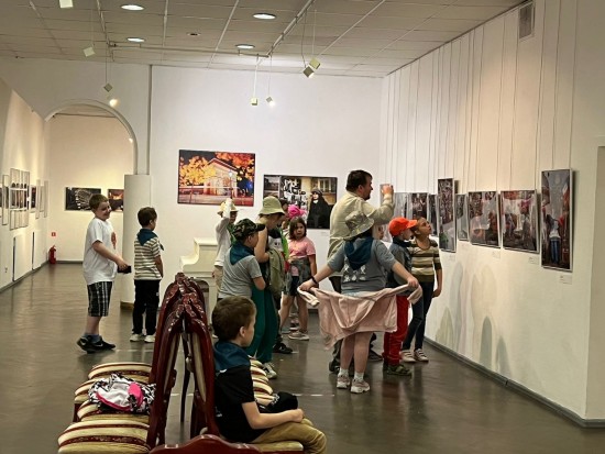 Воспитанники школы №626 посетили фотовыставку «Моё зеркало: Дыхание Парижа»