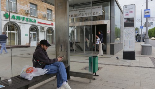 Новый остановочный павильон у станции метро "Академическая"