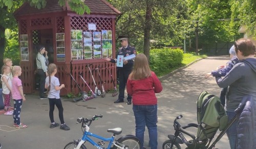 Госавтоинспекция Юго-Западного округа столицы проводит ликбезы безопасности для детей и их родителей на открытом воздухе