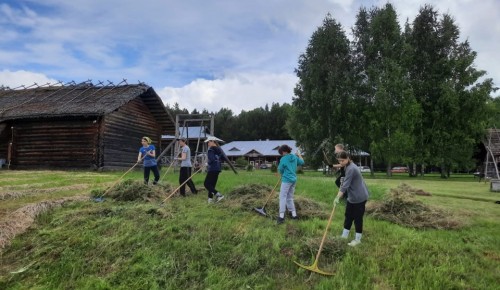 Лицеисты «Второй школы» очистили территорию в музее-заповеднике Пушкина в Псковской области