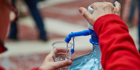 На станции «Калужская» пассажирам раздают питьевую воду из-за жары