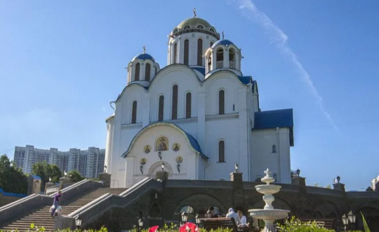 Храм Покрова Пресвятой Богородицы в Ясеневе приглашает в молодежную поездку в Петербург 7-10 июля