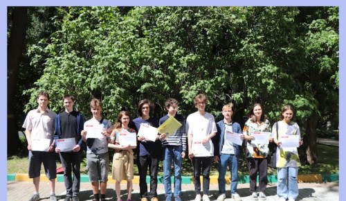 В школе №554 ученики математического класса успешно сдали экзамен и получили сертификаты