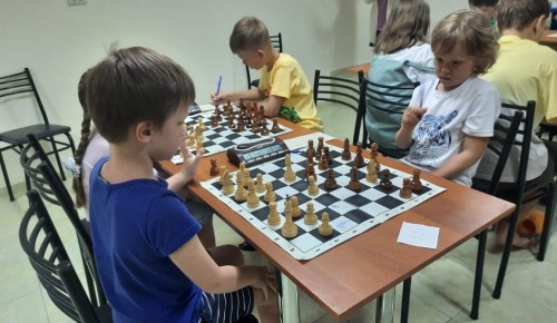 Ученики школы №1883 приняли участие в сборах шахматной школы «Надежды России» в Анапе