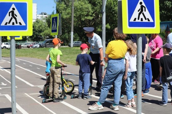 Руководство ОГИБДД УВД по ЮЗАО г. Москвы совместно с Общественным советом при УВД торжественно открыли первый на территории округа детский автогородок